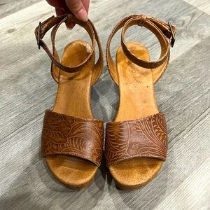 Five Worlds leather sandal, EUC